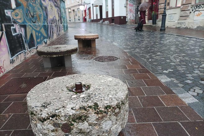 Trubarjeva ulica mlinski kamni