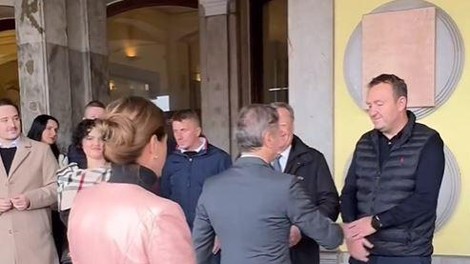 Robert Golob zelezniska postaja slovesnost