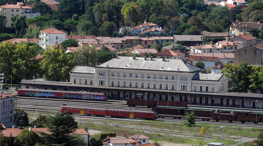 Sirena je oznanila konec nevarnosti, bombo so onesposobili. Kaj sledi? (foto: Srdjan Živulovič/Bobo)
