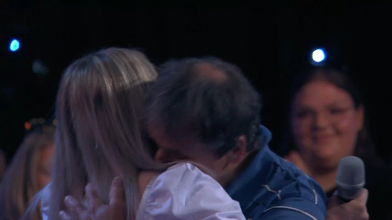 Vanesa je odpela, nato pa stekla očetu v objem.