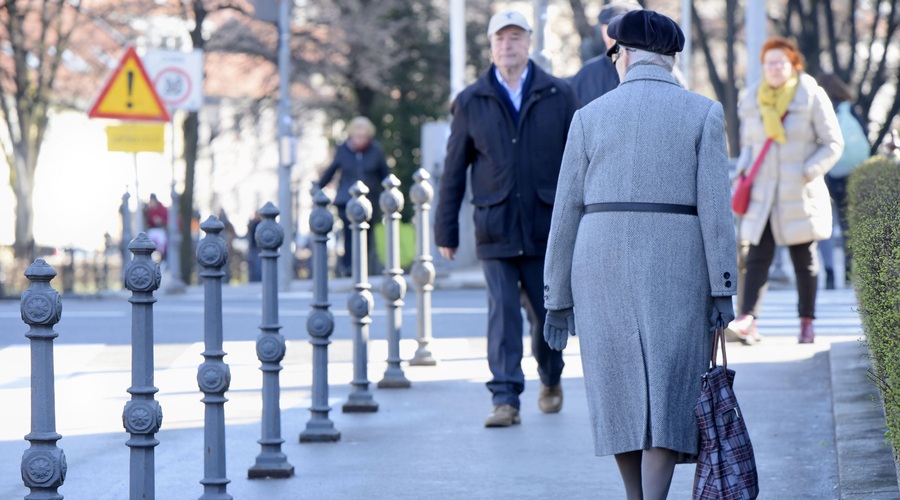 Tudi upokojenci bodo prišli na svoj račun: gradnja novih stanovanj za starejše v šestih občinah do leta 2027 (foto: BOBO/ ZIGA ZIVULOVIC JR.)