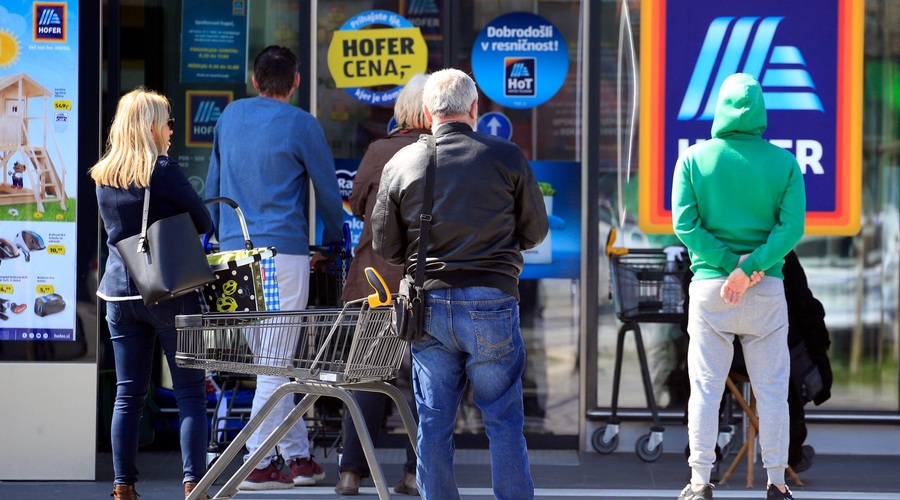 V trgovski verigi Hofer se dobro zavedajo enega dejstva: kupce obvestili, kako so ukrepali (foto: Borut Živulović/Bobo)
