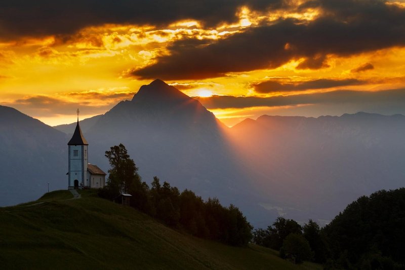 Panoramske fotografije z idilično slovensko cerkvico in slikovitim gorovjem v ozadju so postale sinonim za lepote slovenske pokrajine.