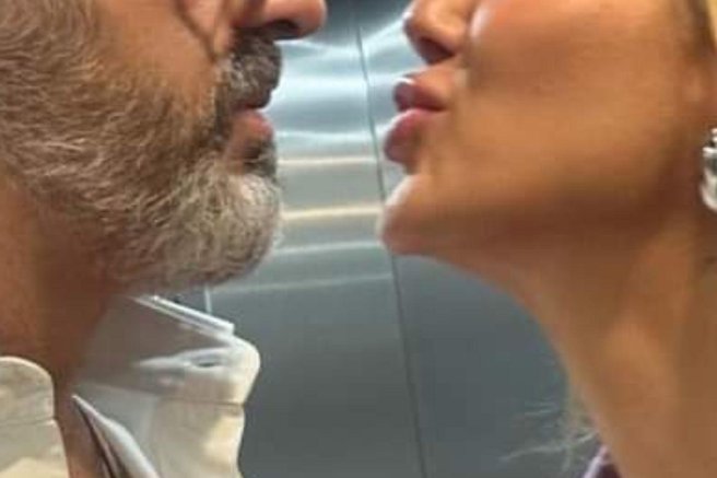 Težave v raju? Znanega igralca naj bi napadla mnogo mlajša žena, s katero se je pred kratkim poročil