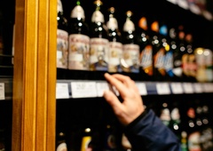 Šok za turiste na Hrvaškem: to mesto uvaja strogo prepoved prodaje alkohola