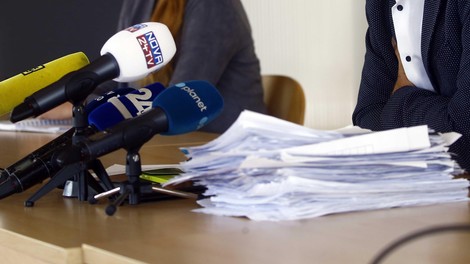 nova24 mikrofon tiskovna konferenca