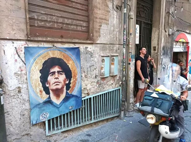 Diego Maradona, neapeljski bog, je naslikan skoraj povsod.