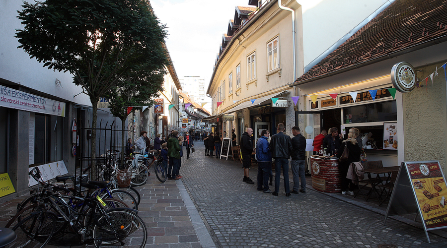 Na Trubarjevi v Ljubljani znani kuhar odpira novo restavracijo: gurmani, pozor, na žaru pečejo ... (foto: Bobo)
