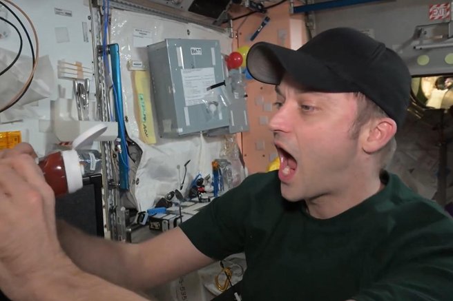 Kako jejo kečap v vesolju? Astronavt objavil posnetek, ki nekatere navdihuje, drugim pa se ob tem obrača želodec