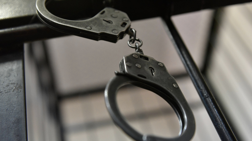 Policista naj bi v priporu posilila 26-letnico: eden od njiju dejanje posnel