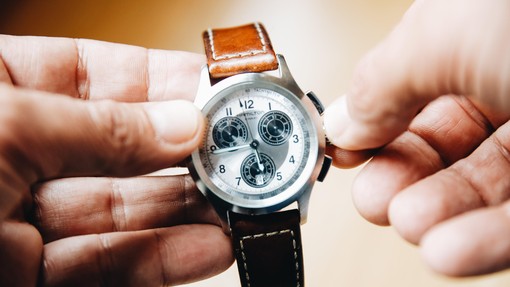 Ste zaradi premika kazalcev danes neprespani? V eni od evropskih držav jih niso premaknili, kdo je ta izjema?