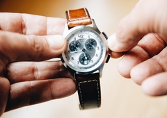 Ste zaradi premika kazalcev danes neprespani? V eni od evropskih držav jih niso premaknili, kdo je ta izjema?