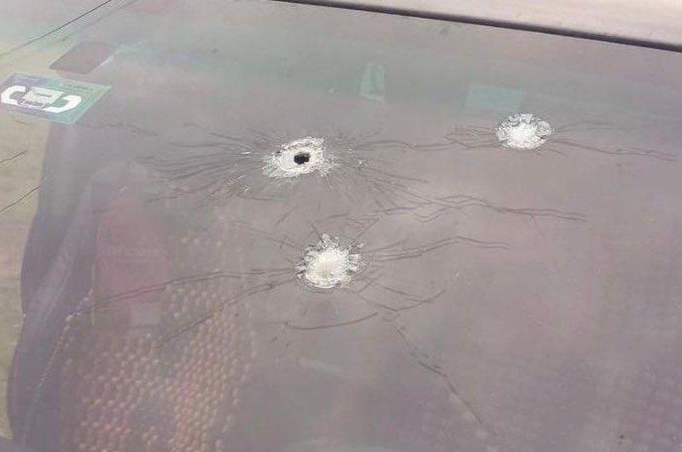 Strelski napad na vozilo nekdanjega predsednika: "V avtomobilu je 14 lukenj" (foto: Twitter/BookerBiro)