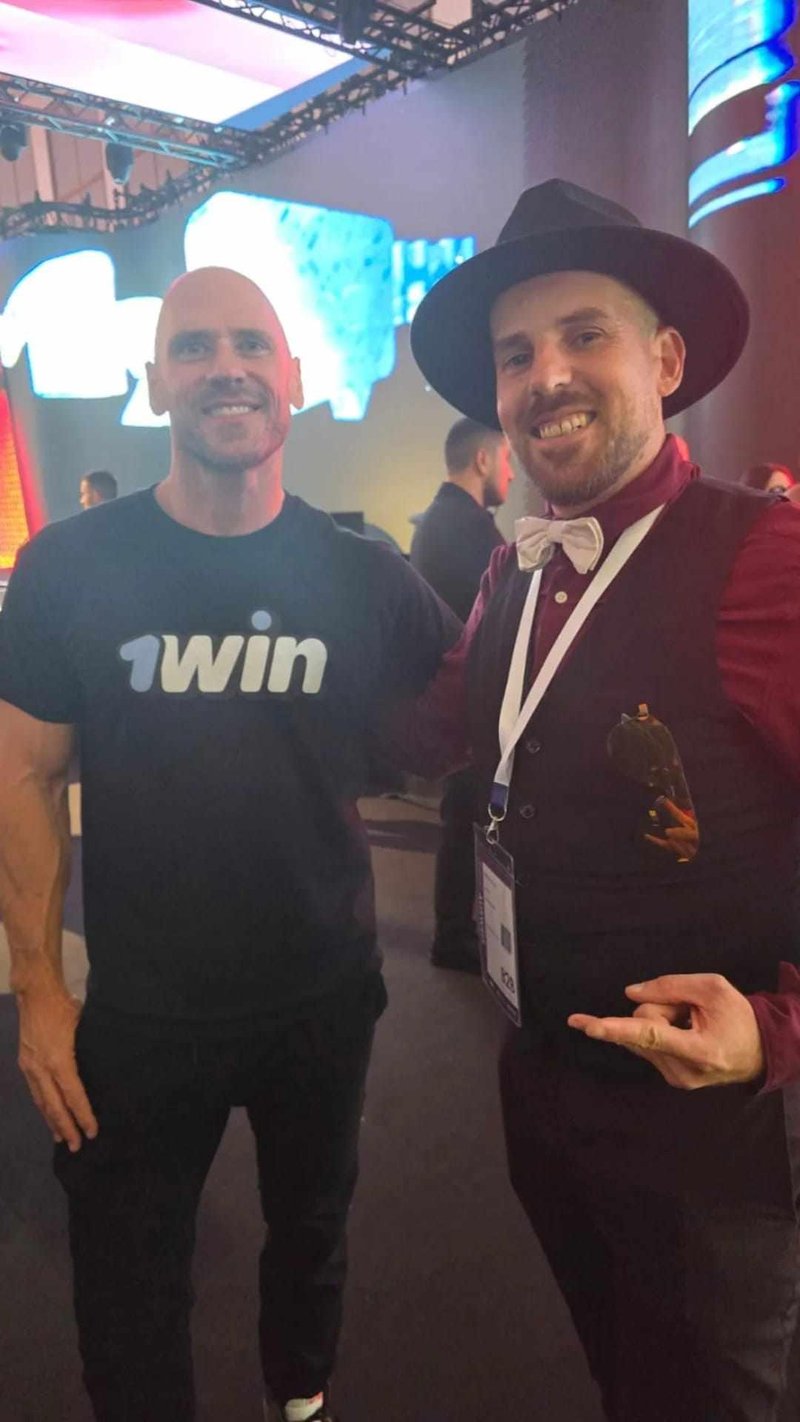 Znan pornoigralec Johnny Sins in Mister Riddle.