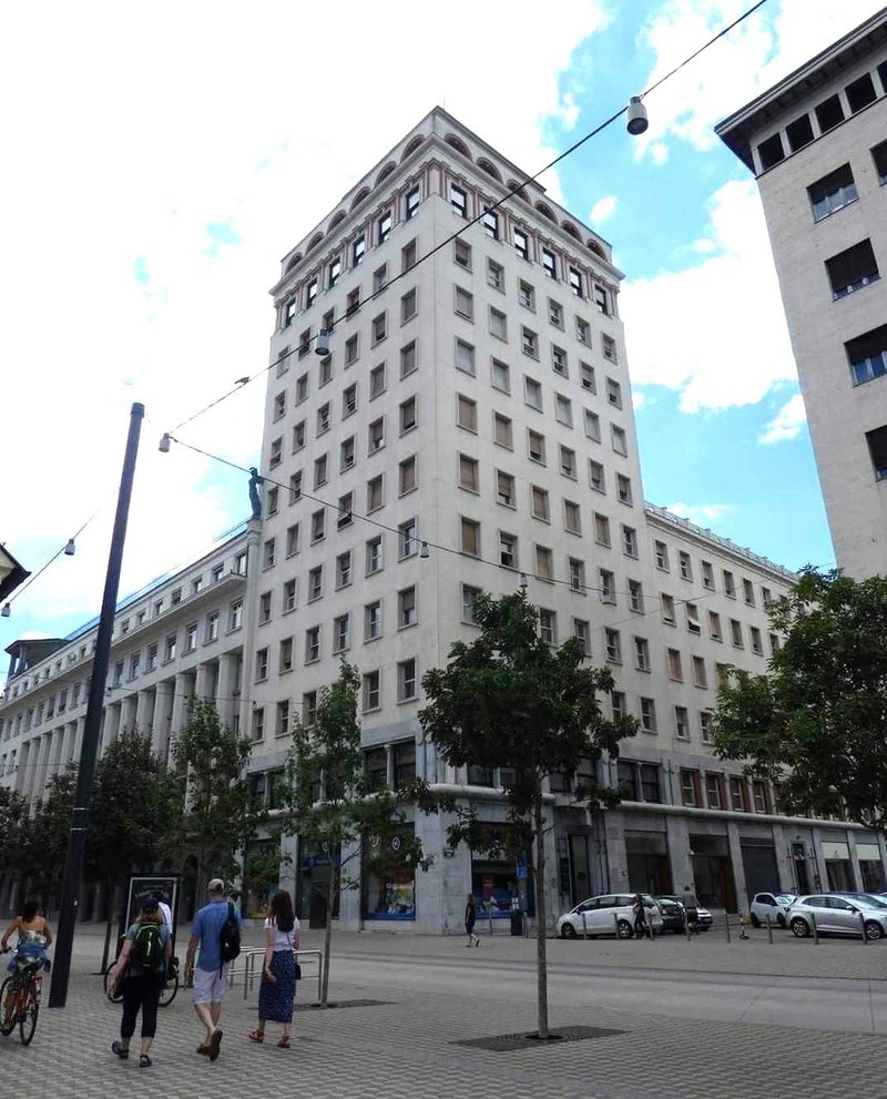 Nebotičnik stoji v strogem centru mesta in ima 13 nadstropij.