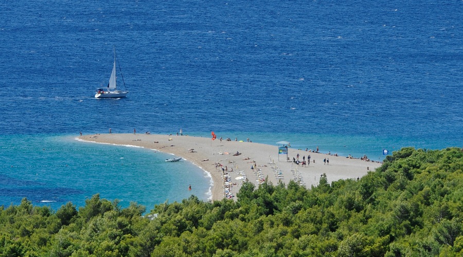Čas za ukrepanje: domačini zaskrbljeni nad uničevanjem vsem zelo znane hrvaške plaže (foto: BOBO/Milos Vujinovic)