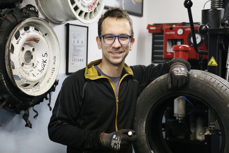 Vulkanizer in lastnik vulkanizerske delavnice Profi Junior Urban Šurk.