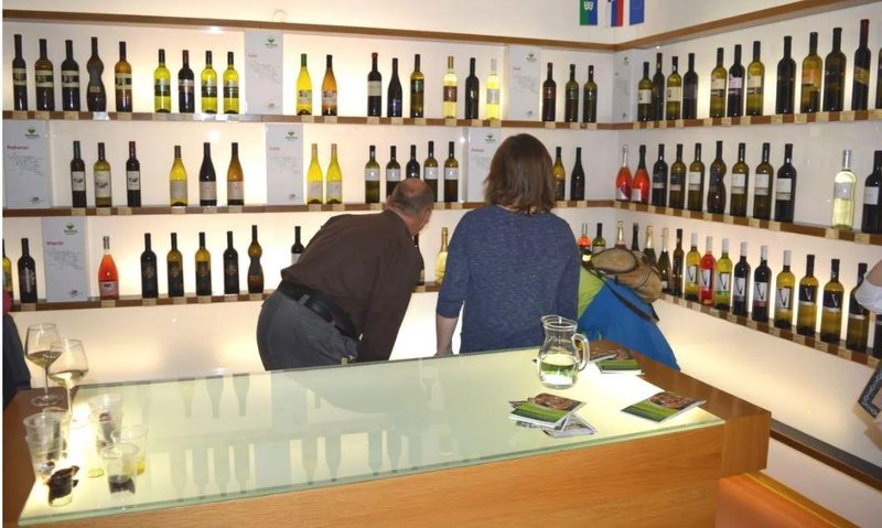 Turistično informacijski center Vipava je na naslovu Glavni trg 8.