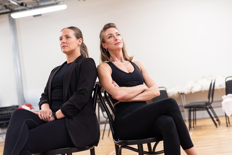 Amy Webb in Laura Tyrer sta skupaj gulili študentske klopi.