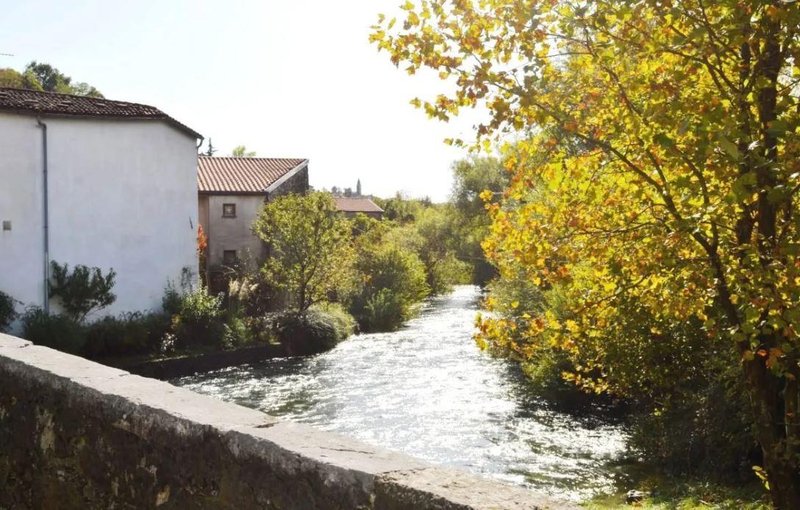Vipavska dolina je znana po svoji slikoviti krajini, ki jo bogati reka Vipava.