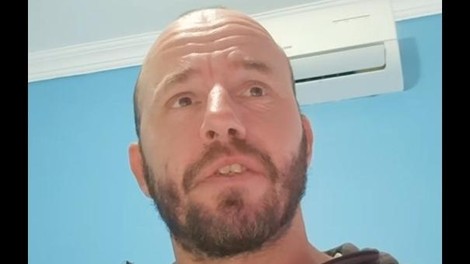 živali, Oliver Tič Carlitos peš okrog sveta medved