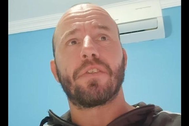 živali, Oliver Tič Carlitos peš okrog sveta medved