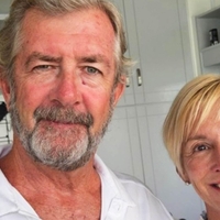 Starejši par dela selfie