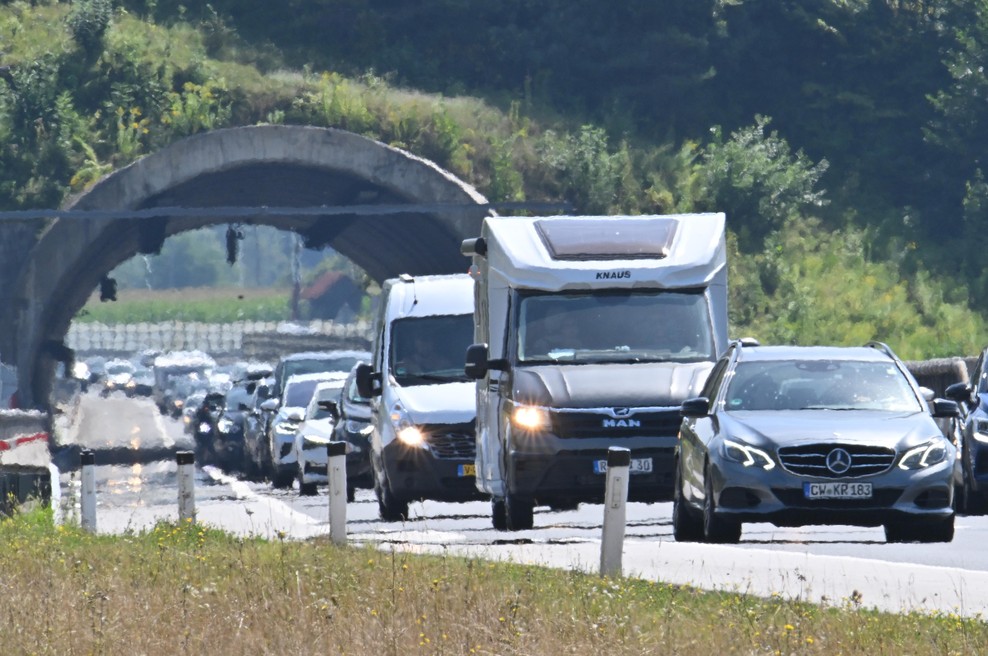 Zastoji na slovenskih avtocestah: potovalni čas se ponekod podaljša za več kot eno uro (foto: Žiga Živulovič jr./Bobo)