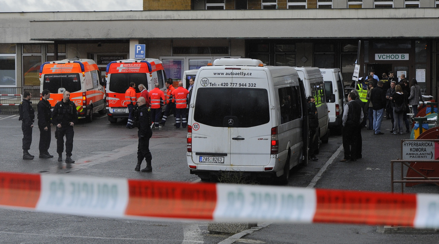 Streljanje in množičen pretep med več sto ljudmi: 15-letnik zaradi hudih poškodb glave v smrtni nevarnosti (foto: Profimedia)