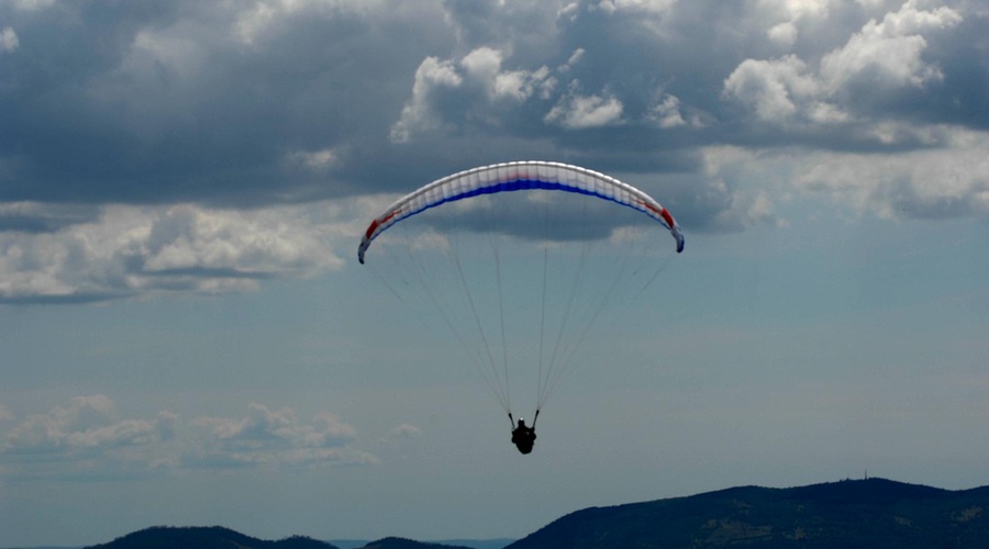 Slovenci, pomagajte: "Gre za življenje ali smrt" (jadralni padalec se je ponesrečil v tujini) (foto: Srdjan Zivulovic/Bobo)