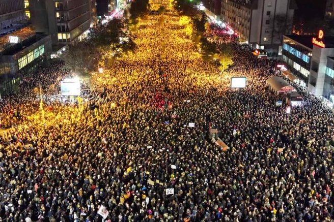 Protest v Novem Sadu: več tisoč ljudi zahteva odstop odgovornih za nesrečo na železniški postaji
