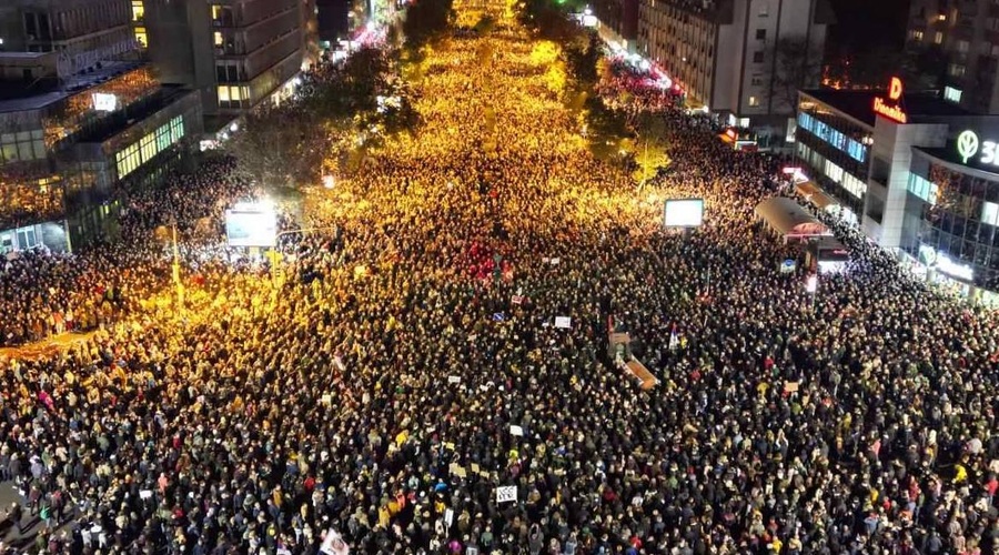 Protest v Novem Sadu: več tisoč ljudi zahteva odstop odgovornih za nesrečo na železniški postaji (foto: Twitter/KPromeni)