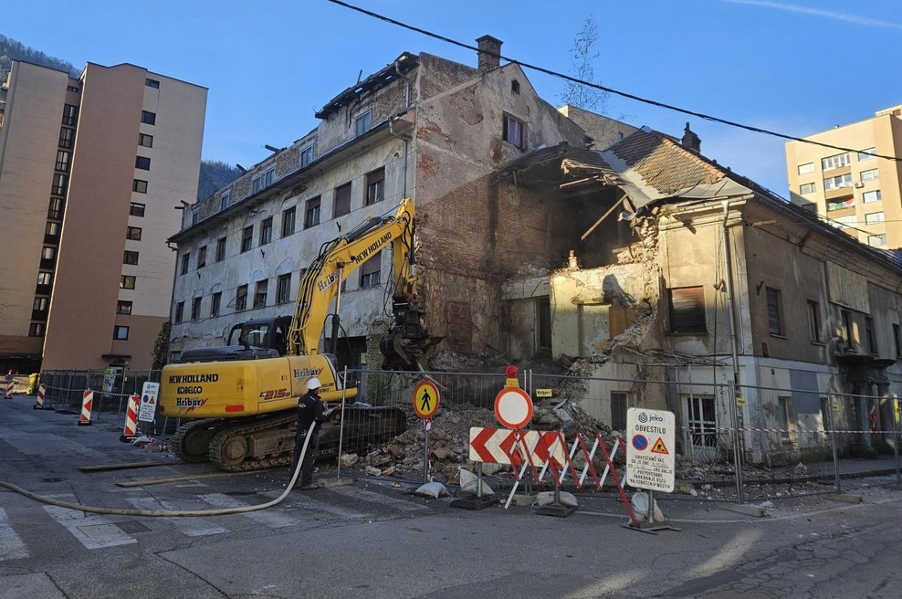 Začelo se je rušenje znamenitega hotela, ki je bil nekoč ponos Jesenic (foto: STA)