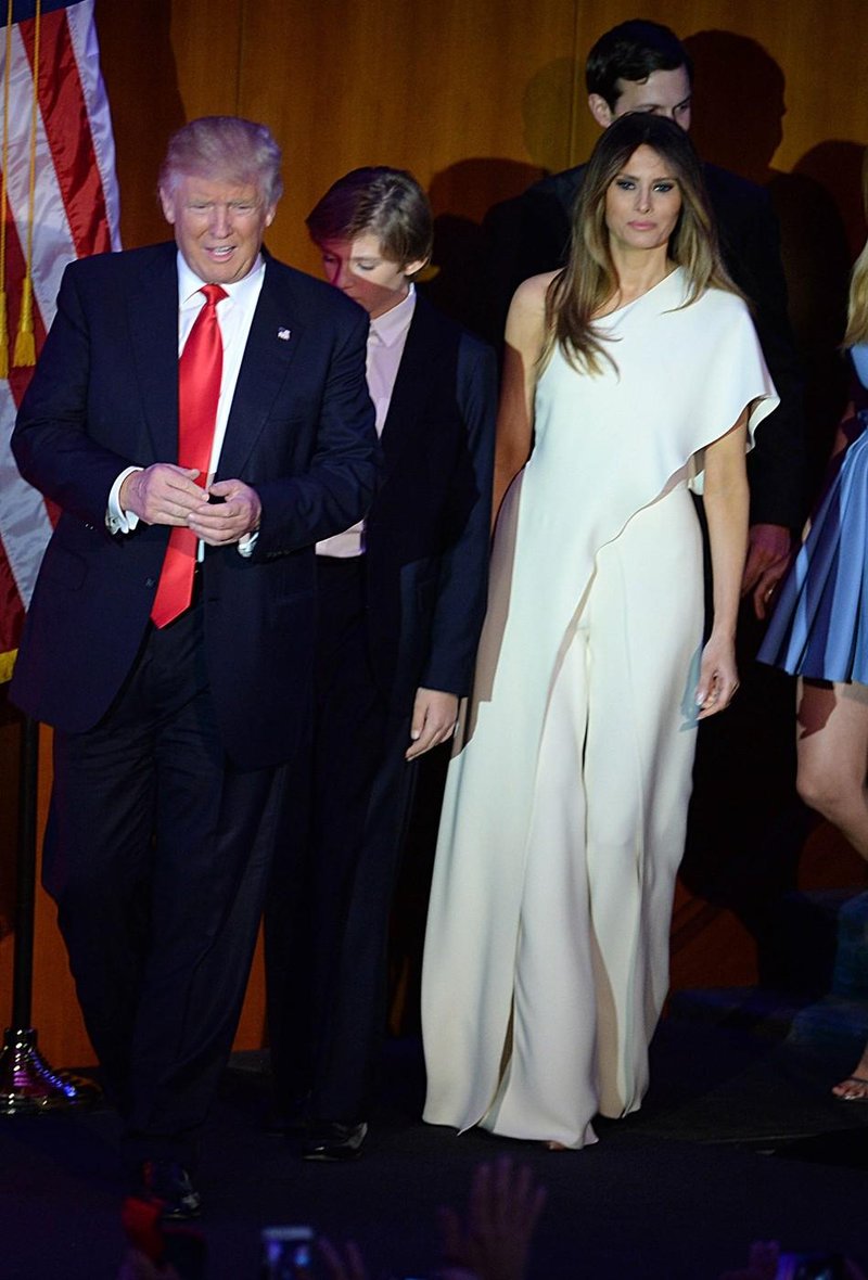 Melania Trump je pred osmimi leti blestela v dolgi elegantni obleki.