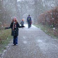 sneg sneženje zima družina sprehod veselje sreča vreme