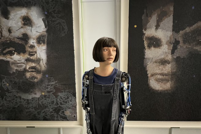 Portret, ki ga je narisala robotka, na dražbi prodali za neverjetno vsoto – veste, kdo je moški na sliki?