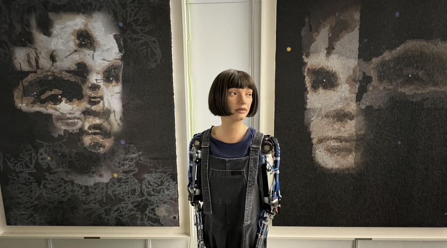 Portret, ki ga je narisala robotka, na dražbi prodali za neverjetno vsoto – veste, kdo je moški na sliki? (foto: Ai-Da Robot Studios)