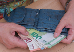 Spet vas bo udarilo po denarnici, julijske plače nižje