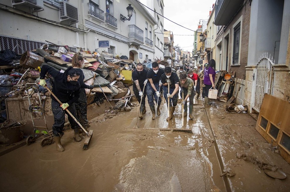 Katastrofalne poplave terjale smrtni davek - mati in hči umrli pod ruševinami zidu (foto: Profimedia)