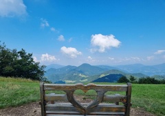 To slovensko hribovje naj bi vsebovalo zdravilno energijo (ob lepem vremenu pa vas tam čaka še nekaj prav posebnega)