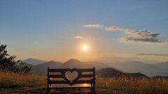 To slovensko hribovje naj bi vsebovalo zdravilno energijo (ob lepem vremenu pa vas tam čaka še nekaj prav posebnega)