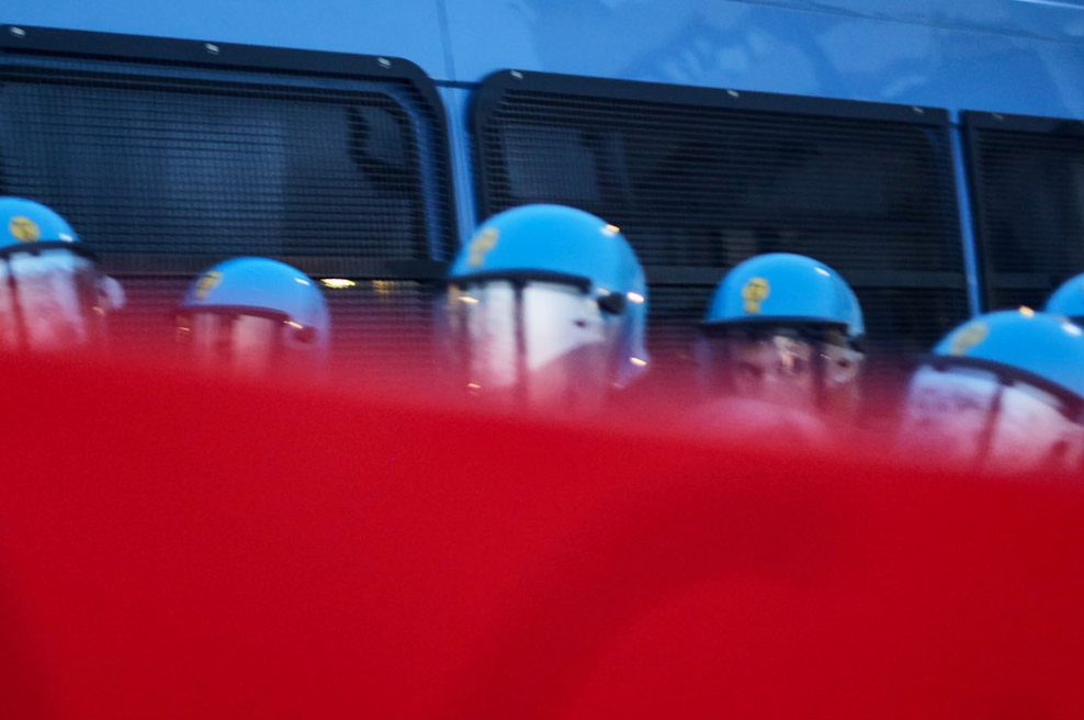 Spopadi med policijo in zakrinkanimi levičarskimi protestniki: poškodovani tudi mimoidoči (foto: Profimedia)