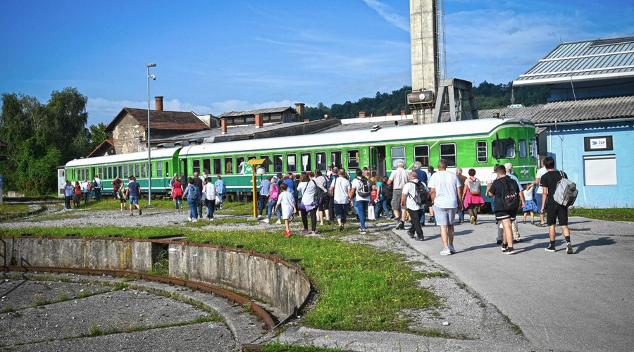 S Slovenskih železnic grozijo, da bodo ukinili vlak, ki vozi po slikoviti progi: pravijo, da ga uporablja premalo potnikov (foto: Slovenske železnice)