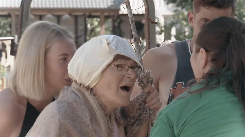 Marjana se je našemila v staro ženičko.