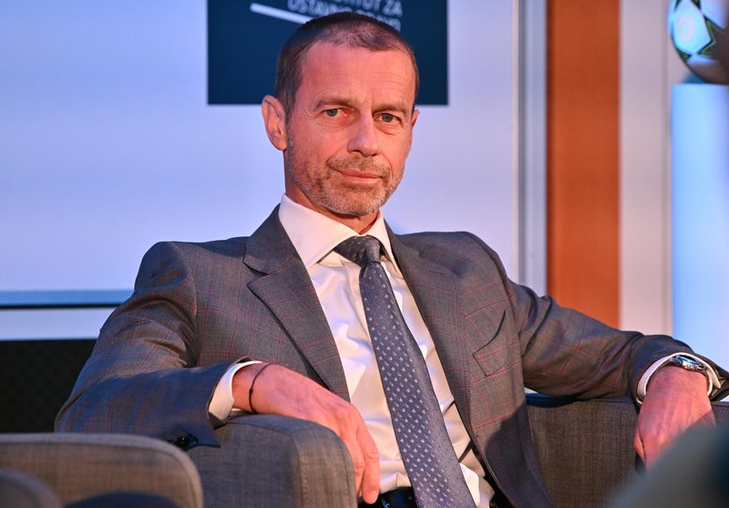 Aleksander Čeferin se je vozil z zasebnim letalom, nogometnim ekipam pa je zapovedal, da morajo po svetu z javnim prevozom.