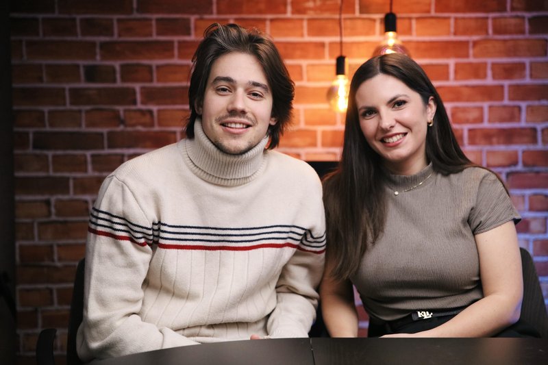 Pevec Bojan Cvjetićanin in voditeljica Živa Avžner