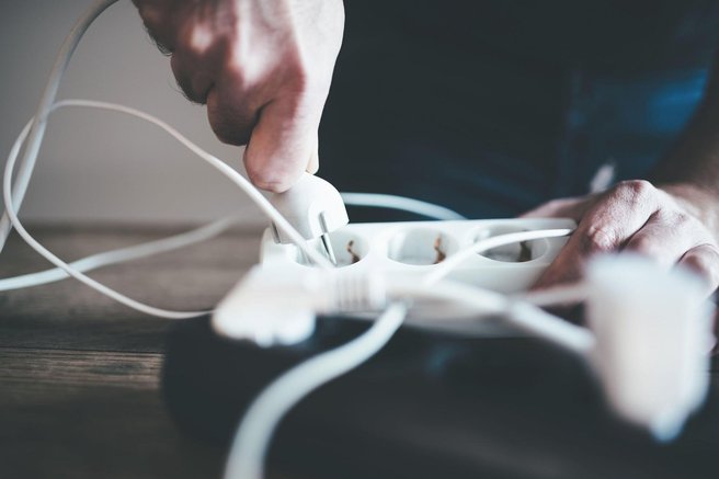 Vas nekaj dni ne bo doma? Električarji svetujejo, da odklopite te 3 naprave