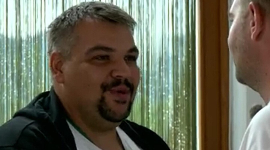 Nejc je šov moral zapustiti, ob tem pa je Ini zabrusil, da je dvolična (foto: Planet TV/posnetek zaslona)