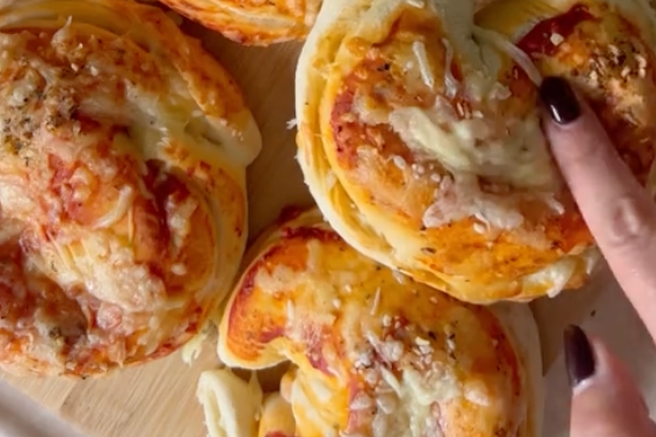 Mehke, puhaste in hrustljave: recept za domače mini pice, ki bodo popestrile dolge zimske večere