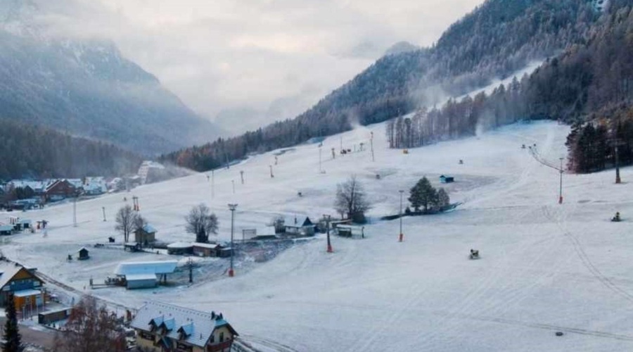 V gorah že nekaj tednov vladajo zimske razmere, ki terjajo posebno pozornost (foto: Instagram/kranjskagora)
